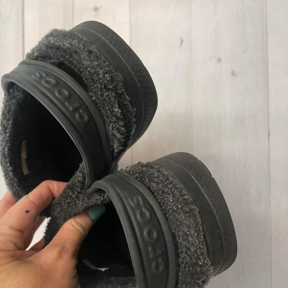 Crocs black fuzz lined juniors‎ 1/3